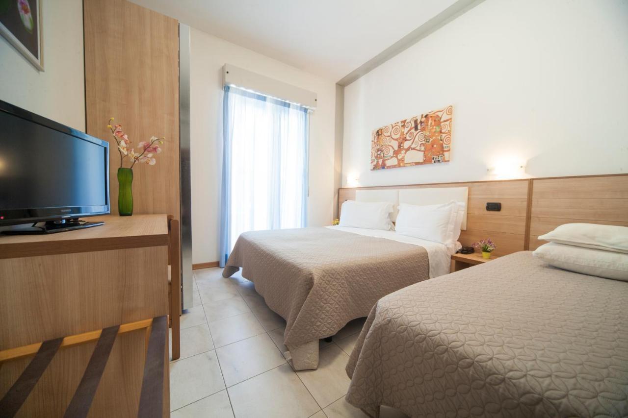 Hotel Betty Римини Экстерьер фото