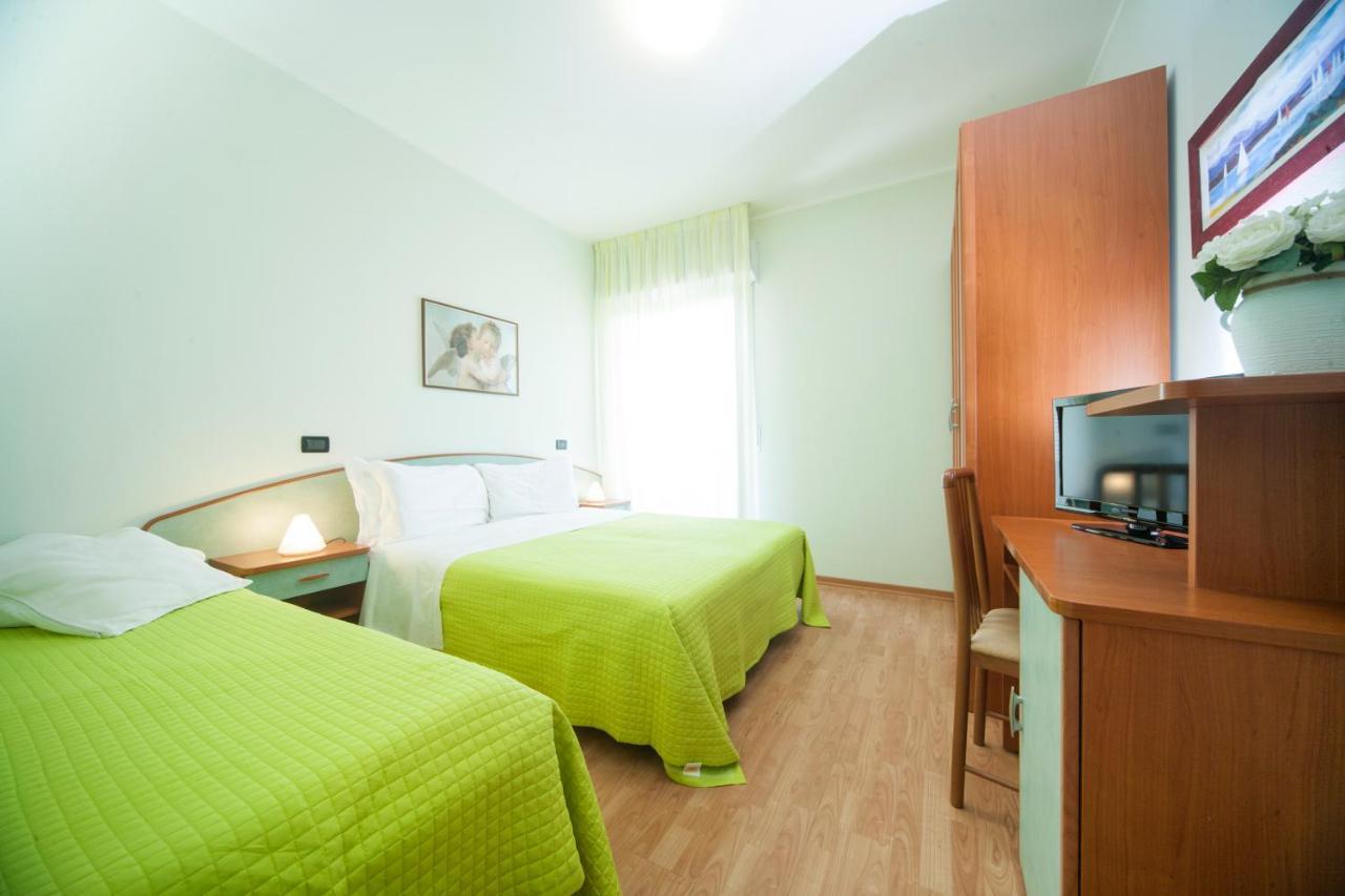 Hotel Betty Римини Экстерьер фото