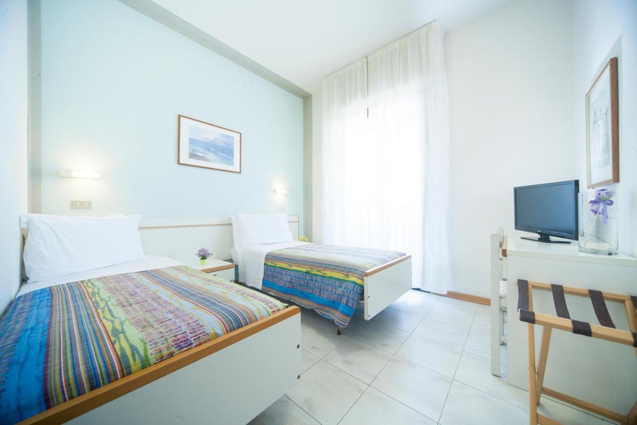Hotel Betty Римини Экстерьер фото