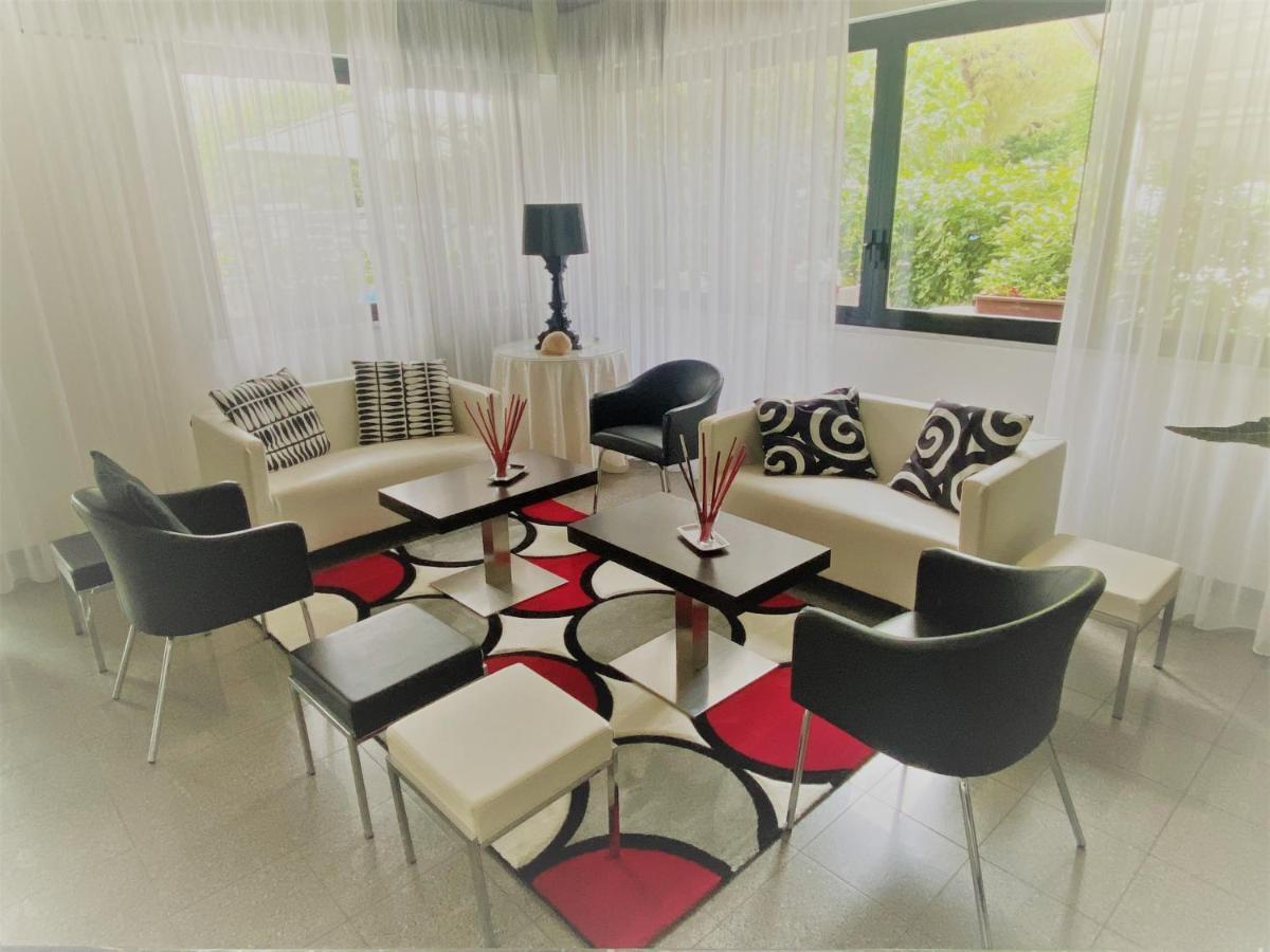 Hotel Betty Римини Экстерьер фото