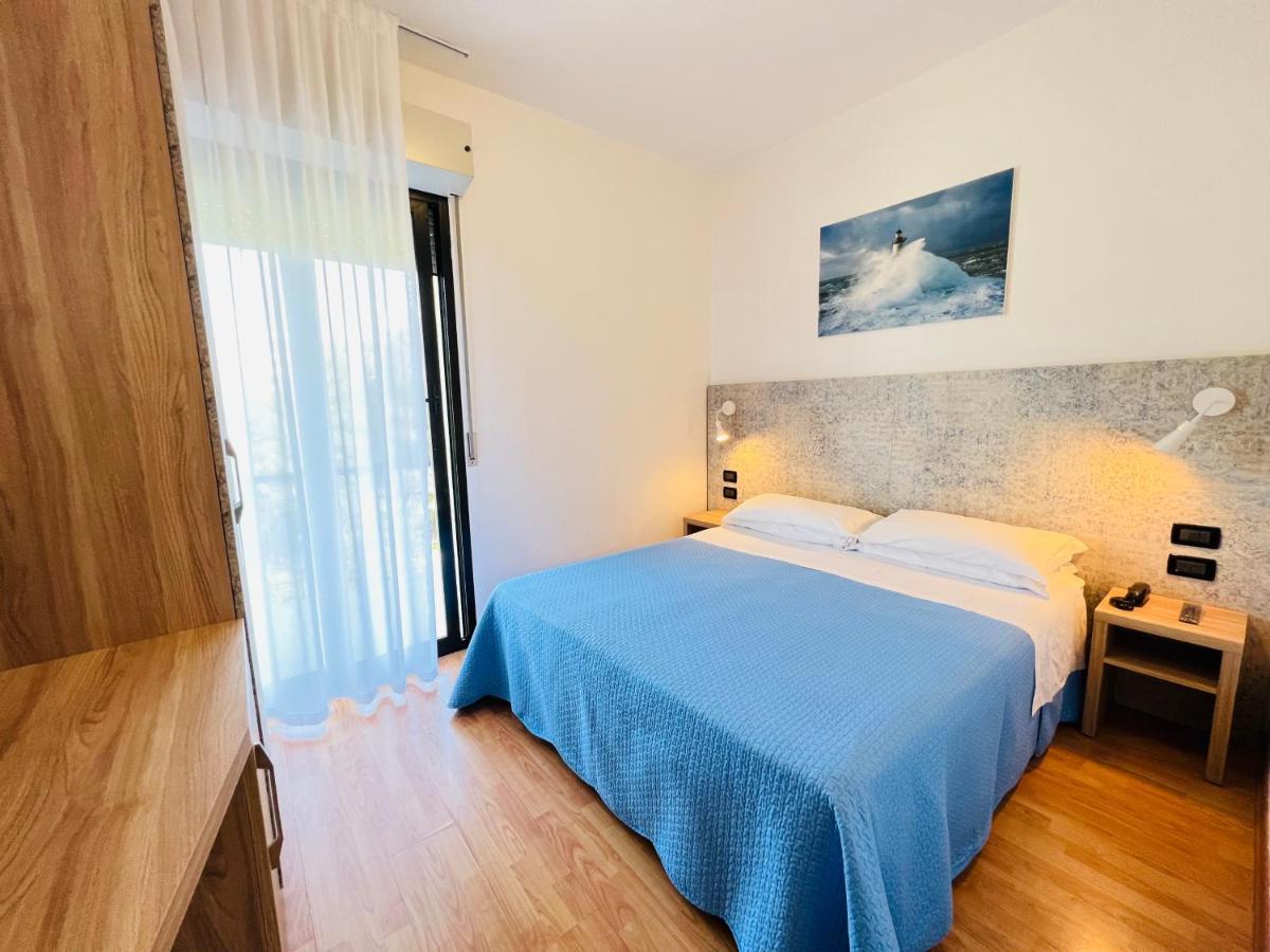 Hotel Betty Римини Экстерьер фото