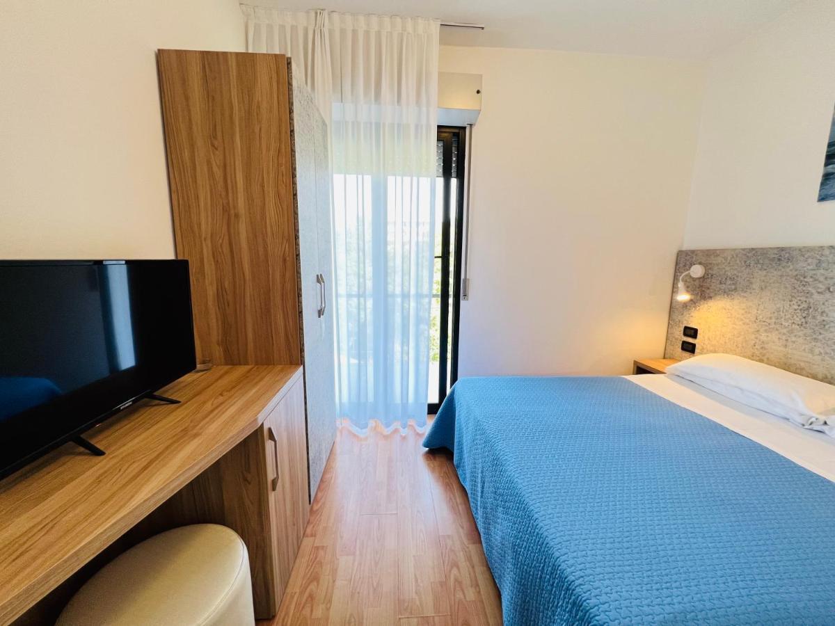 Hotel Betty Римини Экстерьер фото