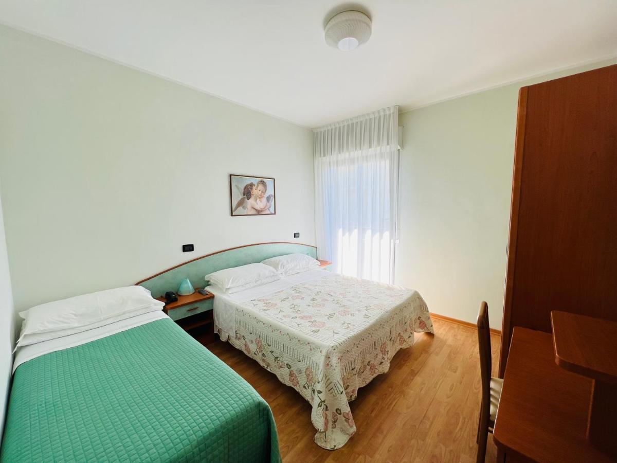Hotel Betty Римини Экстерьер фото