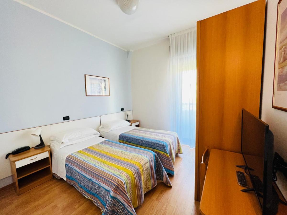 Hotel Betty Римини Экстерьер фото