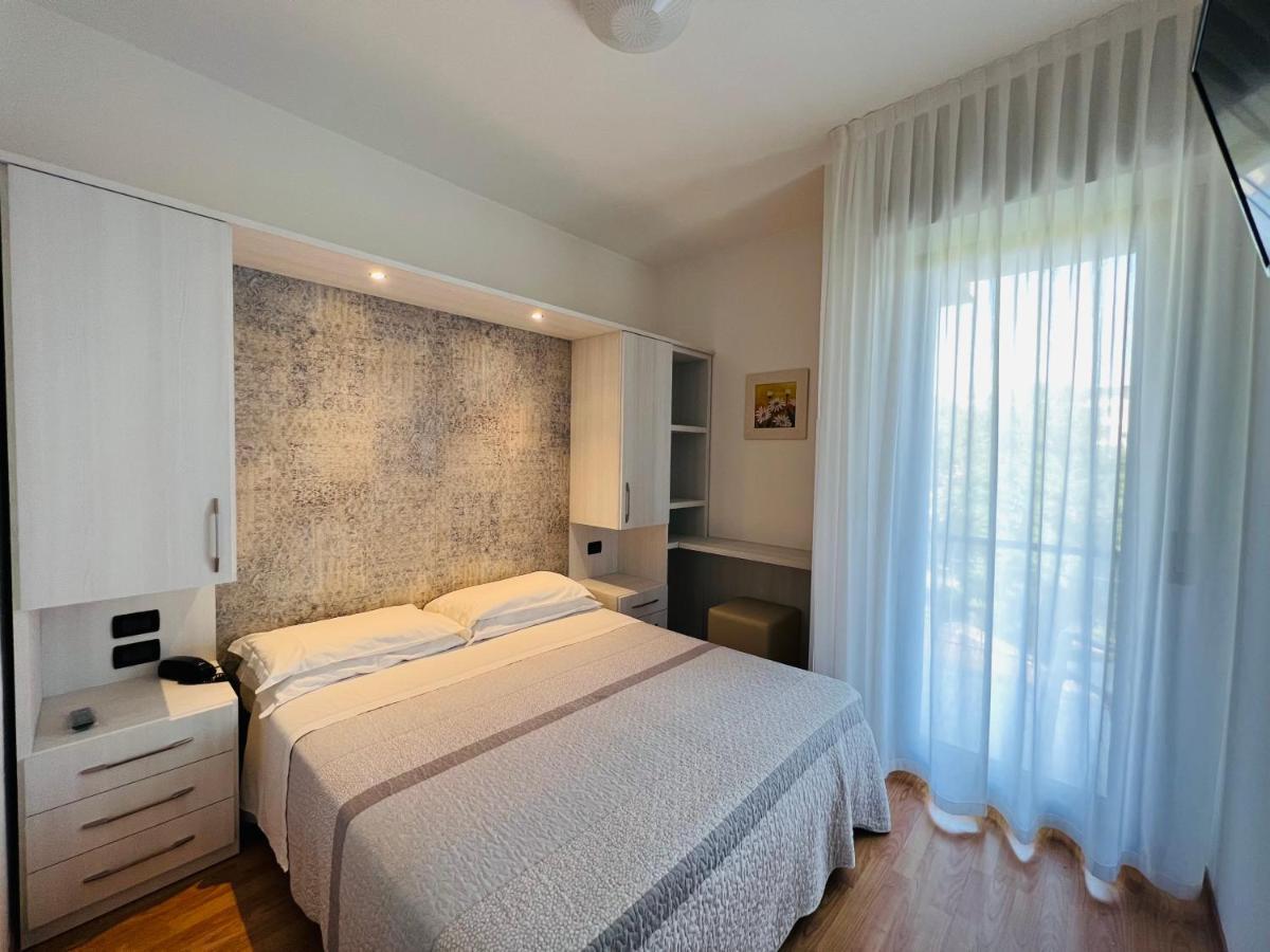 Hotel Betty Римини Экстерьер фото