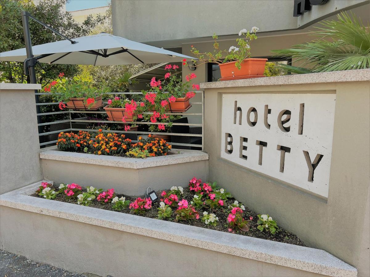 Hotel Betty Римини Экстерьер фото