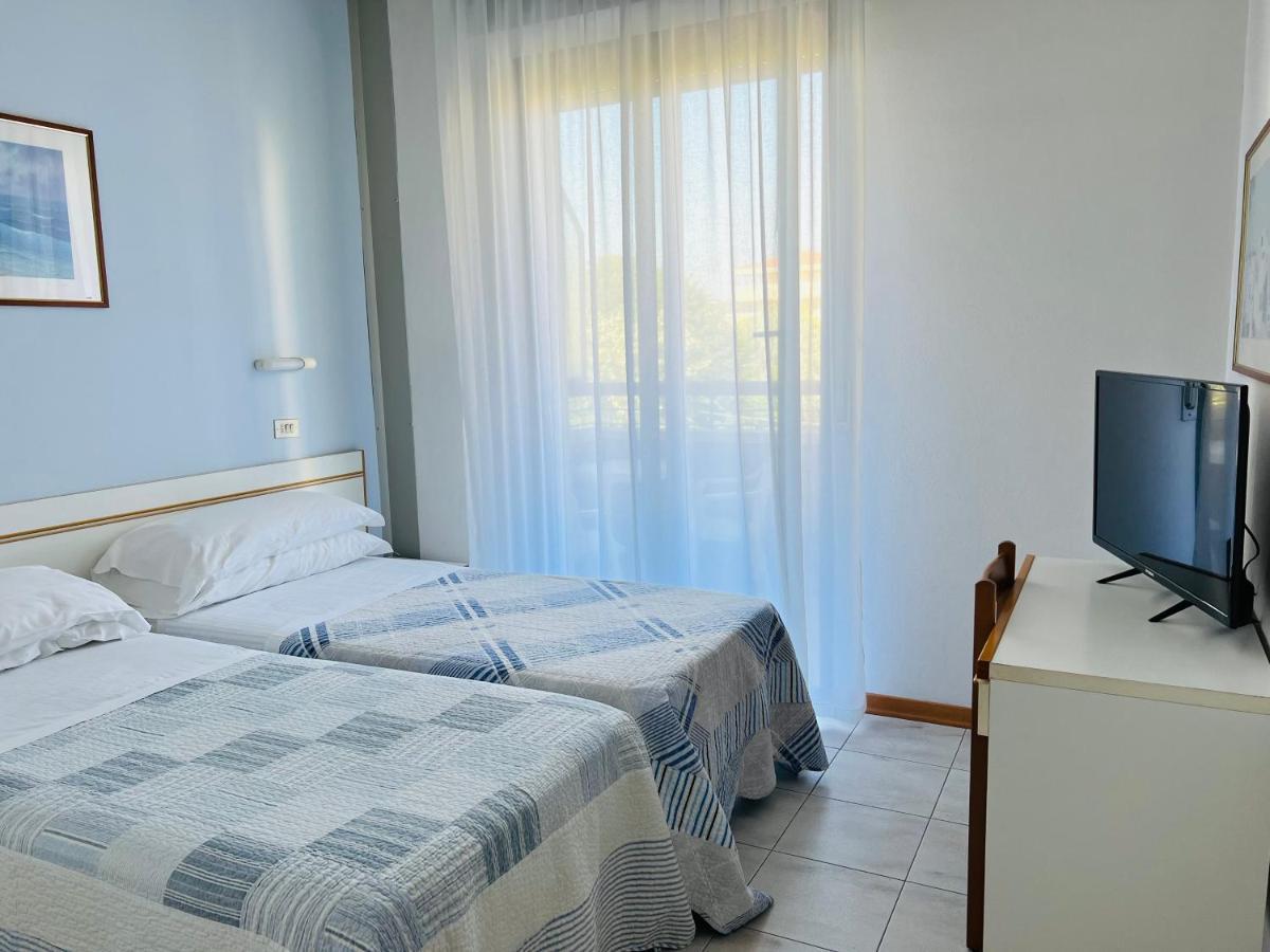 Hotel Betty Римини Экстерьер фото