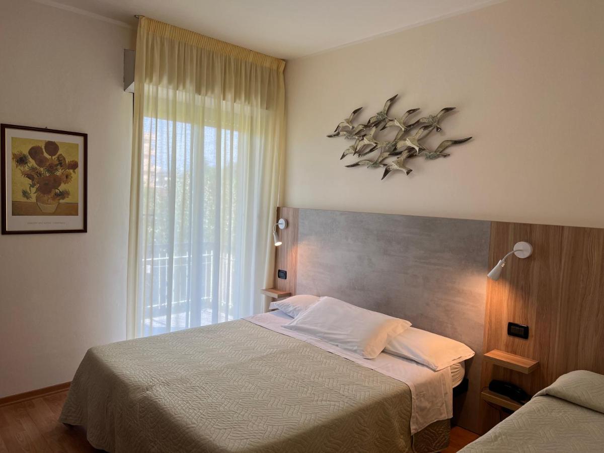 Hotel Betty Римини Экстерьер фото