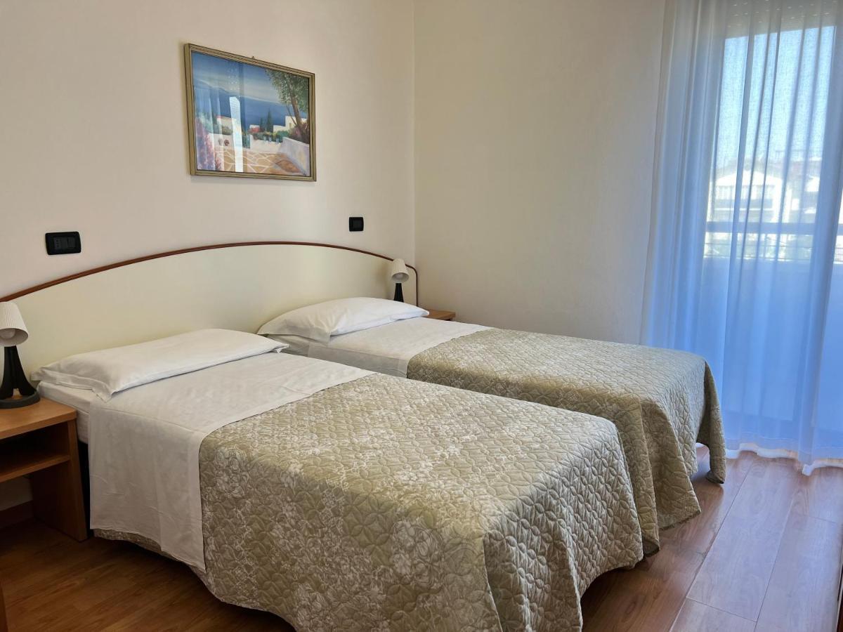 Hotel Betty Римини Экстерьер фото