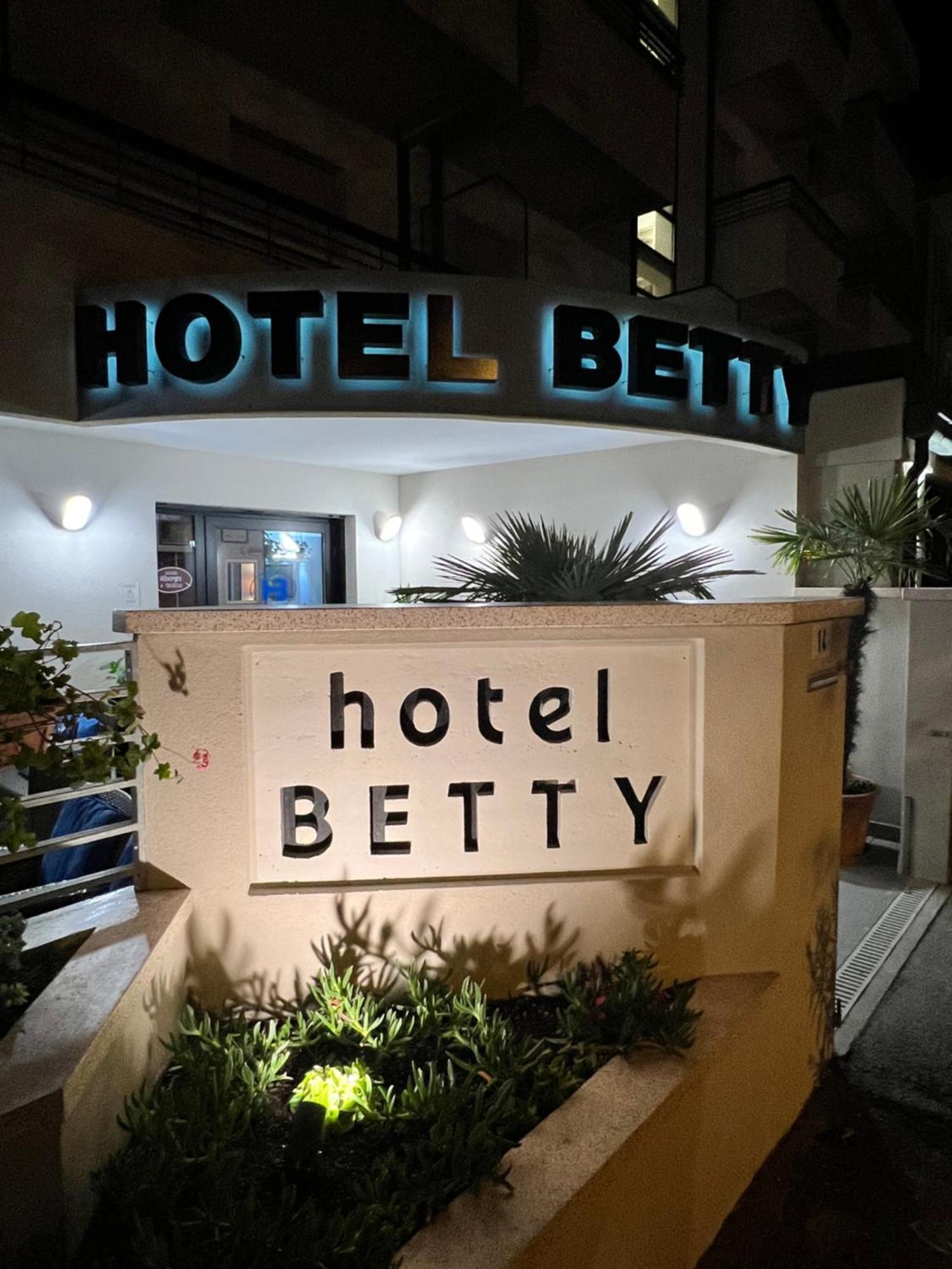 Hotel Betty Римини Экстерьер фото