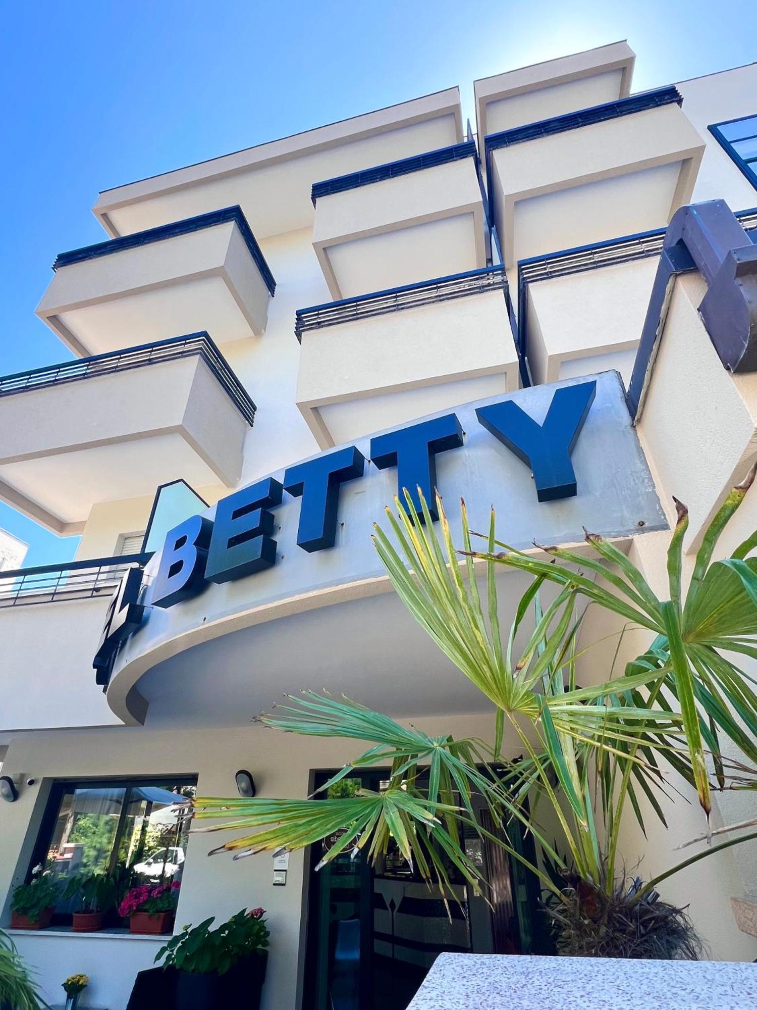 Hotel Betty Римини Экстерьер фото